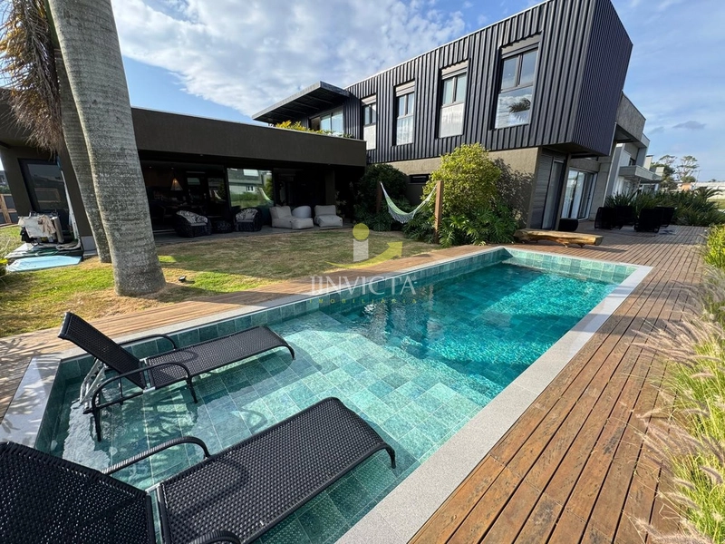 Sobrado com 4 suítes disponível para locação de temporada.