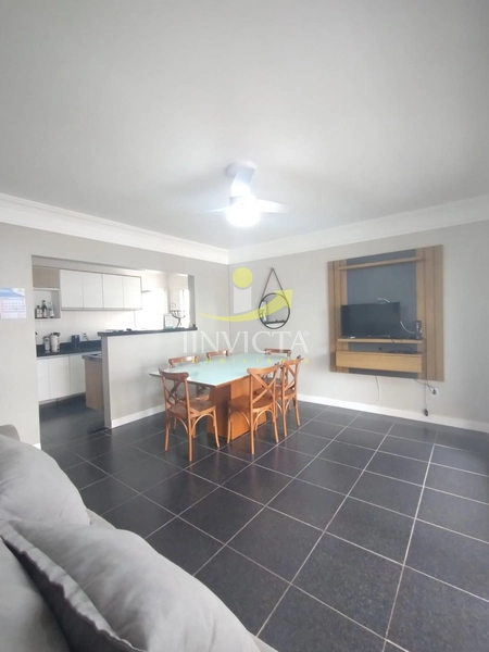 APARTAMENTO AMPLO E AREJADO – A POUCOS METROS DO MAR!: 2ª foto da galeria de imagens do imóvel