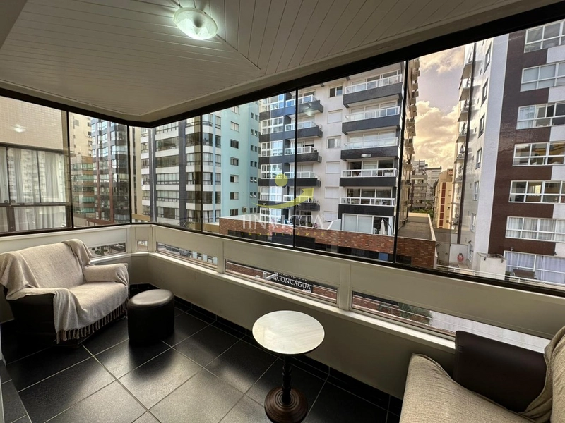 APARTAMENTO AMPLO E AREJADO – A POUCOS METROS DO MAR!