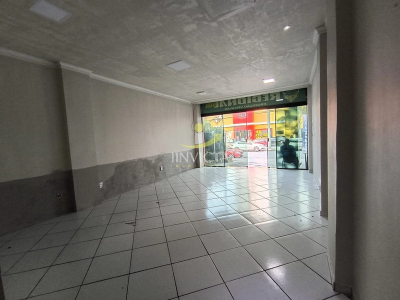 Loja disponível para locação anual na Av. Paragaussú.