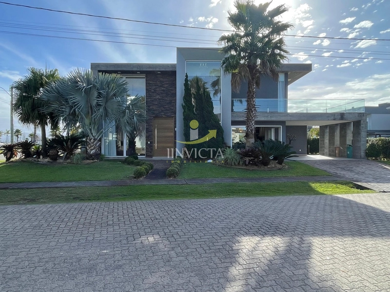 Sobrado com 4 suítes disponível para locação de temporada.