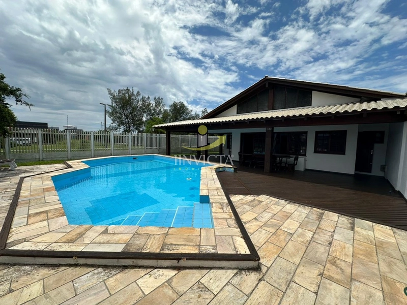 Sobrado com piscina disponível para locação de temporada!