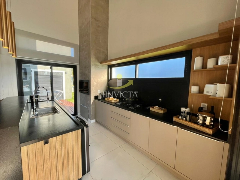 Casa com 4 suítes disponível para locação anual.: 6ª foto da galeria de imagens do imóvel