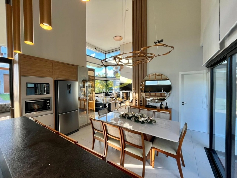 Casa com 4 suítes disponível para locação anual.: 4ª foto da galeria de imagens do imóvel