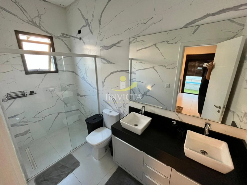 Casa com 4 suítes disponível para locação anual.: 16ª foto da galeria de imagens do imóvel