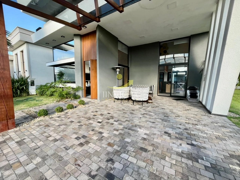 Casa com 4 suítes disponível para locação anual.: 17ª foto da galeria de imagens do imóvel