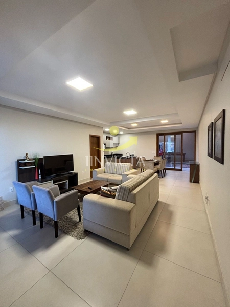 Sobrado no bairro Araçá disponível para locação anual.: 3ª foto da galeria de imagens do imóvel