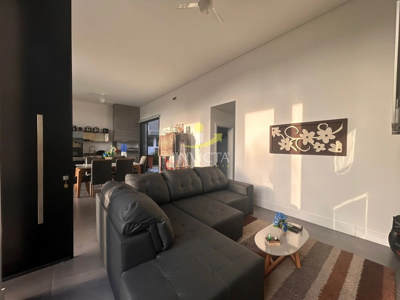 Casa com 4 suítes disponível para locação anual.: 4ª foto da galeria de imagens do imóvel