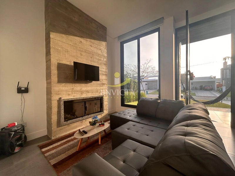 Casa com 4 suítes disponível para locação anual.: 3ª foto da galeria de imagens do imóvel