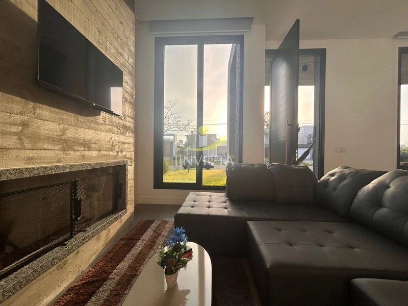 Casa com 4 suítes disponível para locação anual.: 6ª foto da galeria de imagens do imóvel