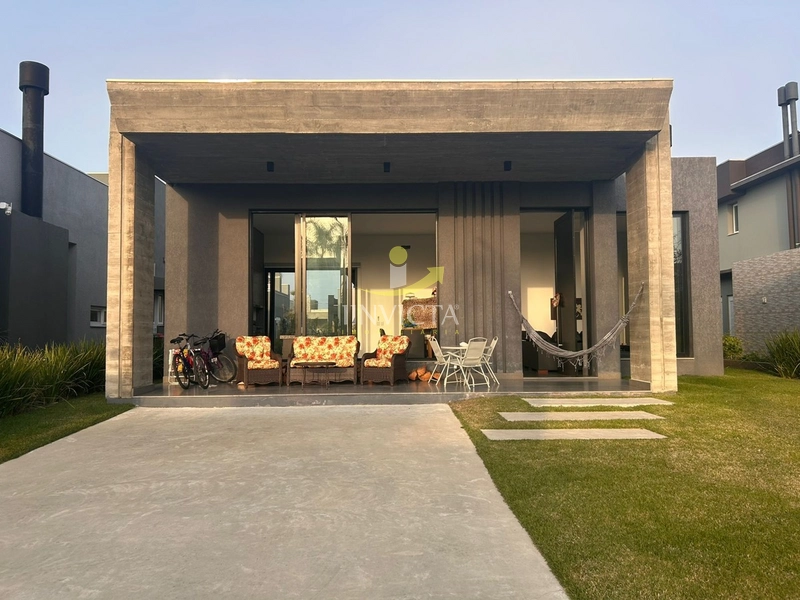 Casa com 4 suítes disponível para locação anual.