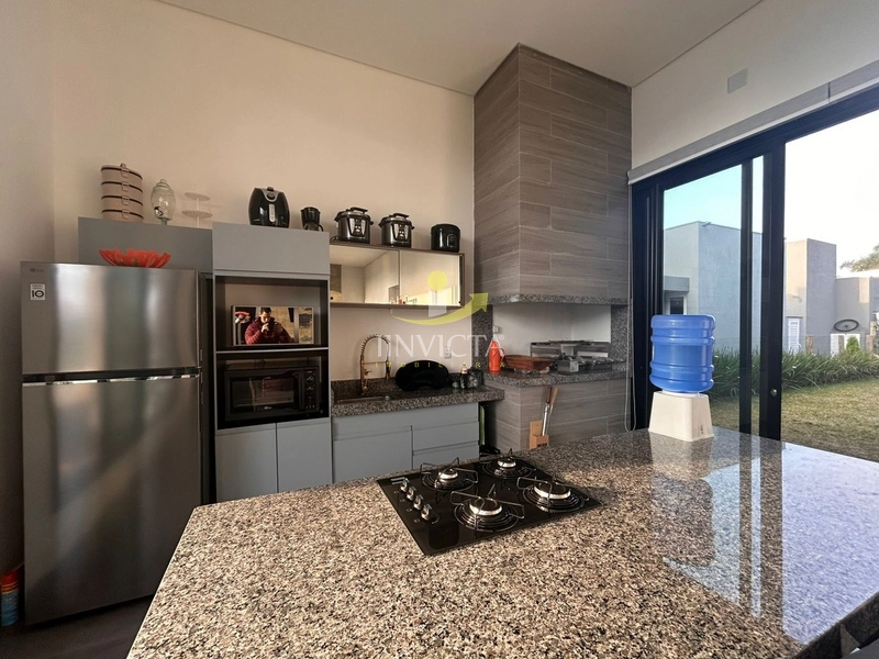 Casa com 4 suítes disponível para locação anual.: 8ª foto da galeria de imagens do imóvel