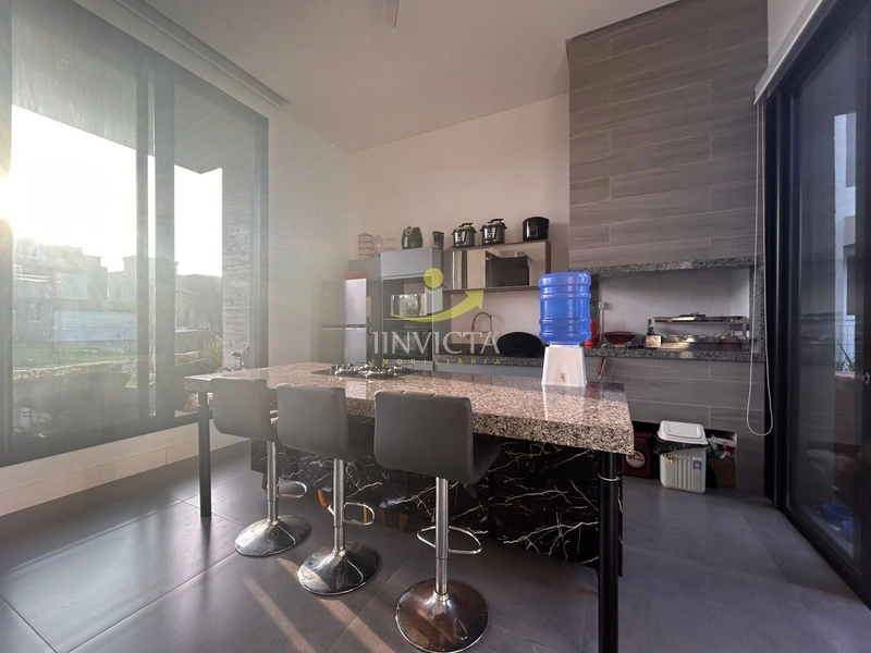 Casa com 4 suítes disponível para locação anual.: 7ª foto da galeria de imagens do imóvel