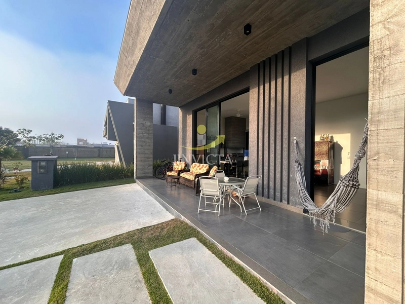 Casa com 4 suítes disponível para locação anual.: 13ª foto da galeria de imagens do imóvel