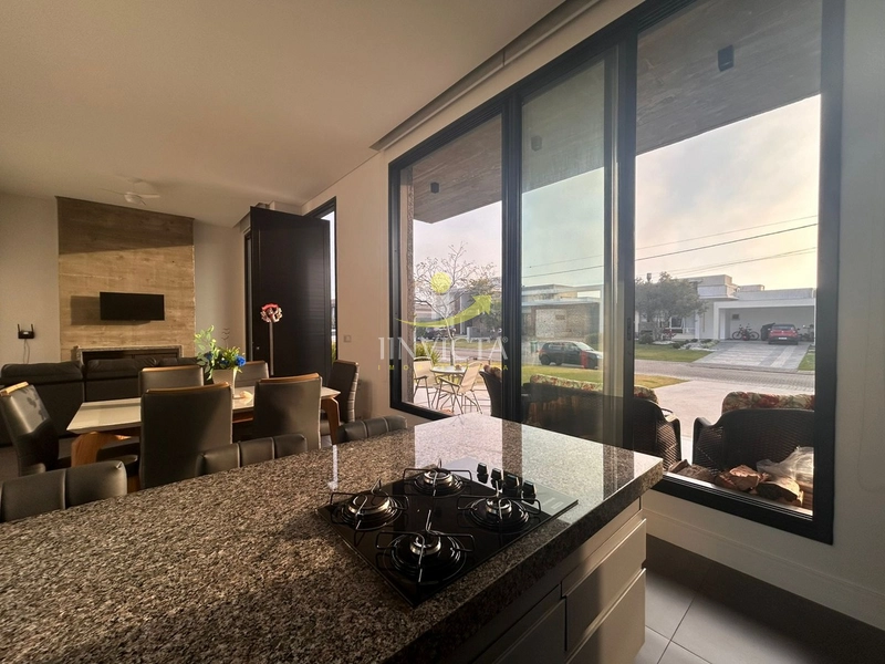 Casa com 4 suítes disponível para locação anual.: 10ª foto da galeria de imagens do imóvel