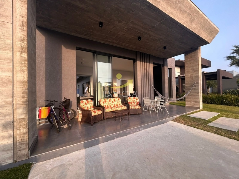 Casa com 4 suítes disponível para locação anual.: 12ª foto da galeria de imagens do imóvel