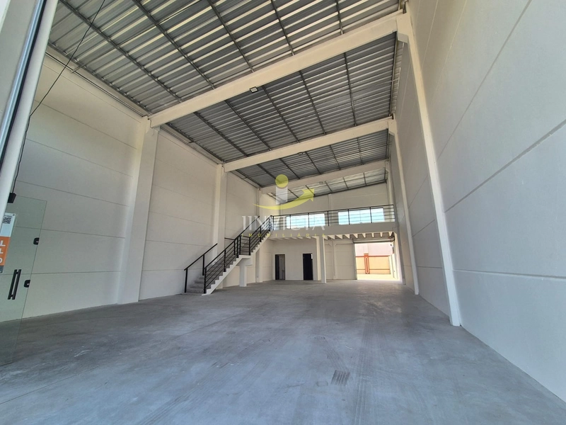 Pavilhão disponível para locação anual.: 11ª foto da galeria de imagens do imóvel