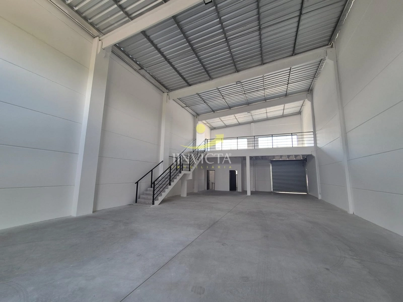 Pavilhão disponível para locação anual.: 2ª foto da galeria de imagens do imóvel