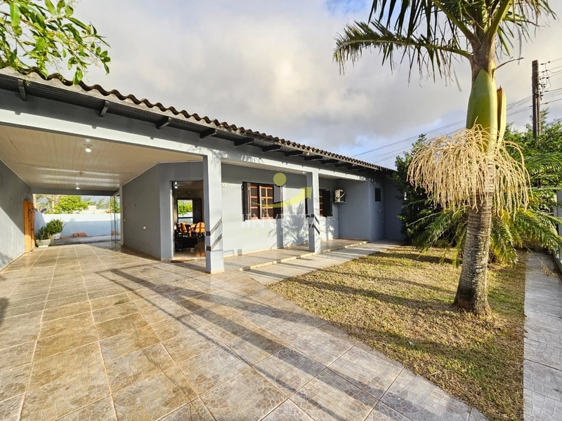 CASA EM ATLANTIDA SUL - 2 DORMITÓRIOS - COM PISCINA: 1ª foto da galeria de imagens do imóvel