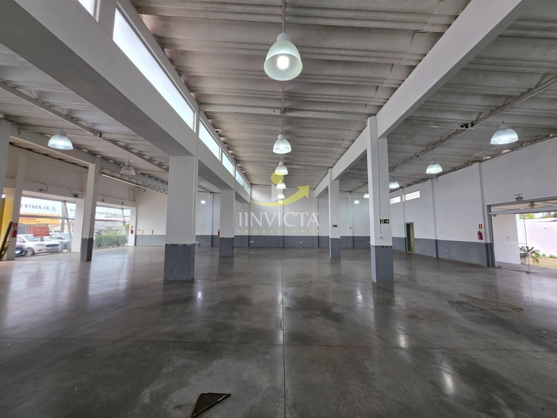 Loja disponível para aluguel anual.: 2ª foto da galeria de imagens do imóvel