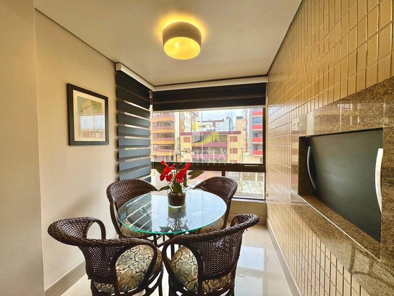 Apartamento com 2 dormitórios + dependência no centro.: 3ª foto da galeria de imagens do imóvel