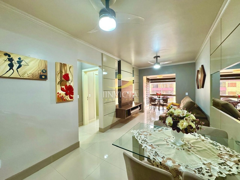 Apartamento com 2 dormitórios + dependência no centro.