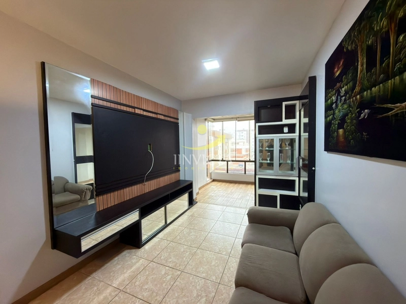 Apartamento com 2 dormitórios + dependência no centro.