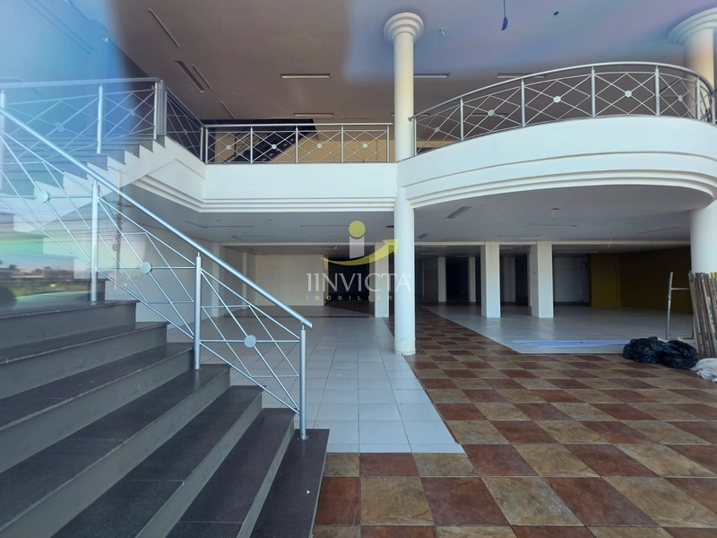 Loja com 1.400m²  disponível para aluguel anual em Xangri-lá.: 2ª foto da galeria de imagens do imóvel