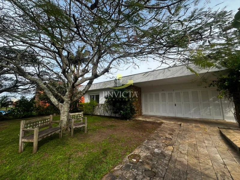 Casa com 4 Dormitórios Disponível para Aluguel Anual em Atlântida.: 1ª foto da galeria de imagens do imóvel
