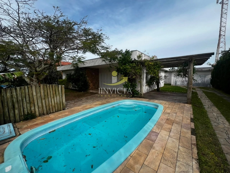 Casa com 4 Dormitórios Disponível para Aluguel Anual em Atlântida.: 2ª foto da galeria de imagens do imóvel