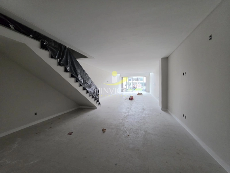 Loja de  Disponível para Aluguel Anual na Avenida Central.: 3ª foto da galeria de imagens do imóvel