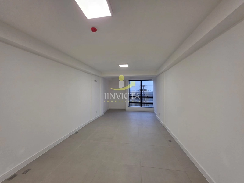 Sala Comercial Disponível para Aluguel Anual no bairro Zona Nova.