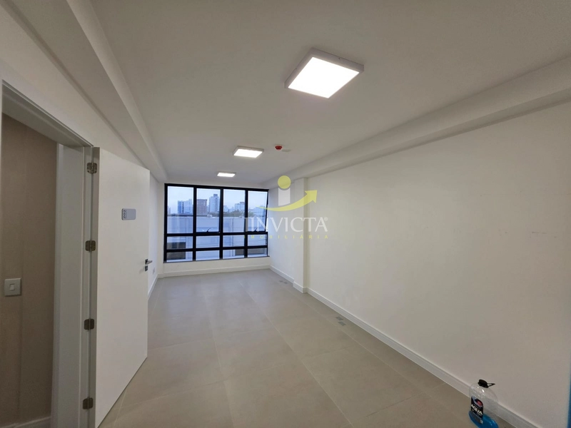 Sala Comercial Disponível para Aluguel Anual no bairro Zona Nova.