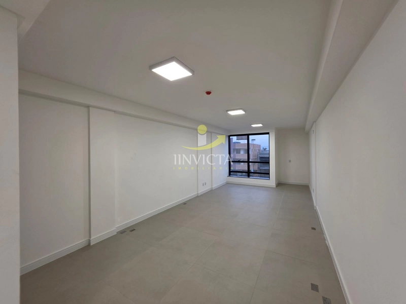 Sala Comercial Disponível para Aluguel Anual no bairro Zona Nova.
