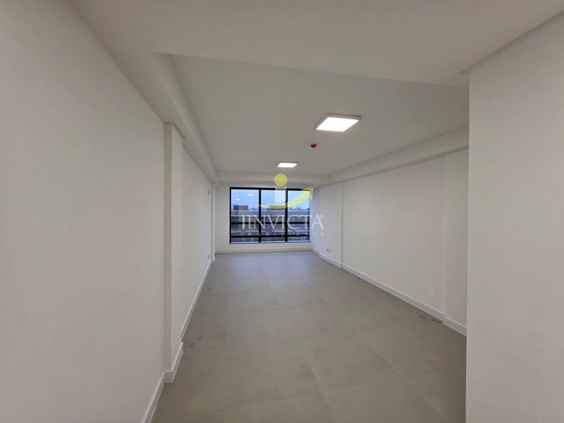 Sala Comercial Disponível para Aluguel Anual no bairro Zona Nova.
