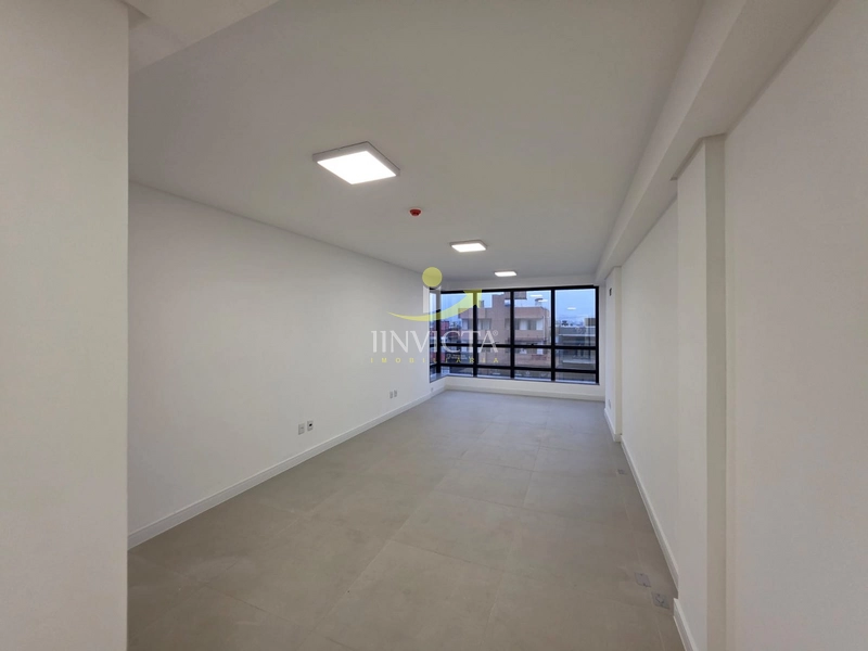 Sala Comercial Disponível para Aluguel Anual no bairro Zona Nova.