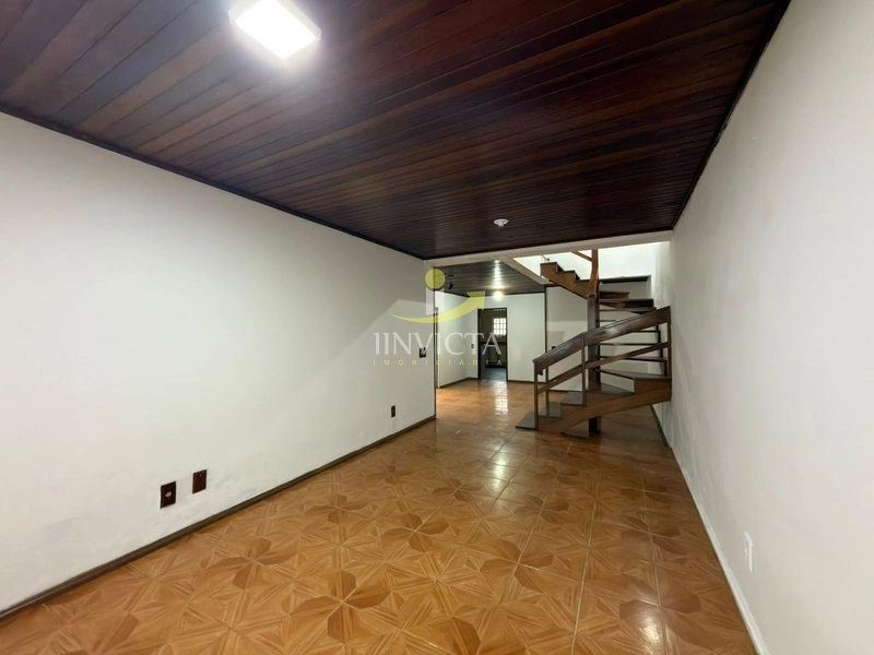 Sobrado com 03 Dormitórios Disponível para Aluguel Anual no Centro.: 3ª foto da galeria de imagens do imóvel