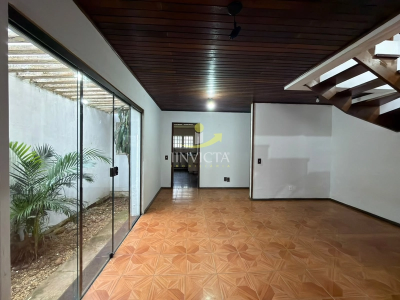 Sobrado com 03 Dormitórios Disponível para Aluguel Anual no Centro.: 12ª foto da galeria de imagens do imóvel