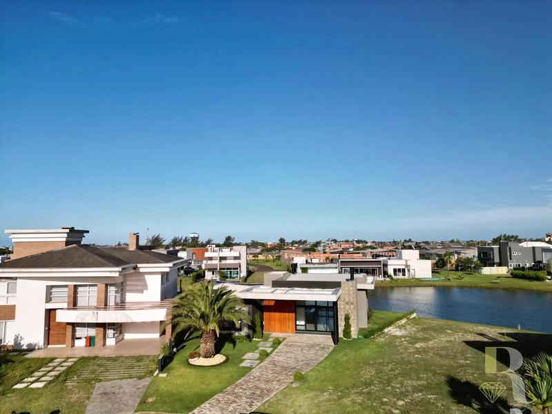 CASA EM CONDOMÍNIO FECHADO EM XANGRI-LÁ: 3ª foto da galeria de imagens do imóvel