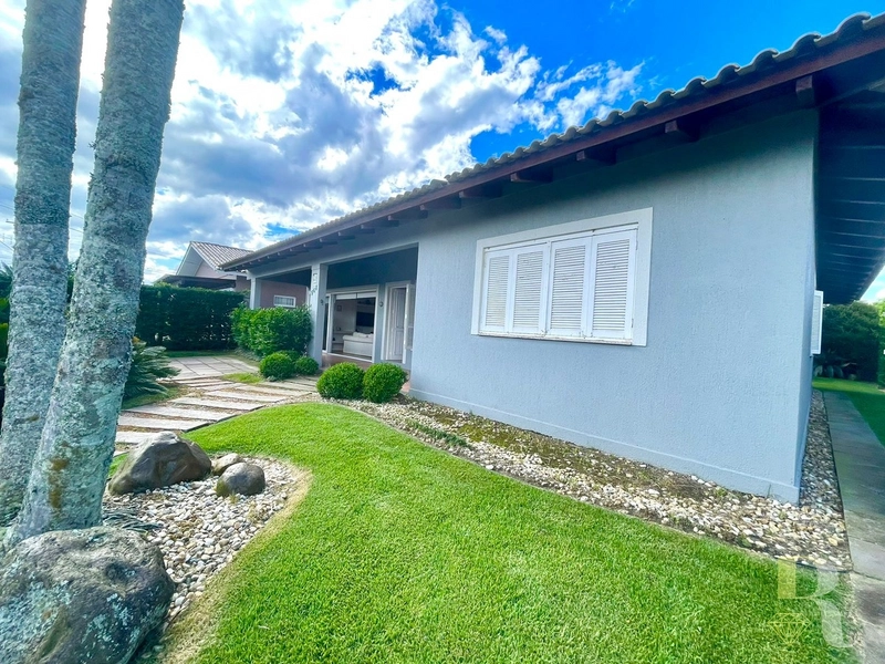 Casa 05 dormitórios em Xangri-lá: 3ª foto da galeria de imagens do imóvel