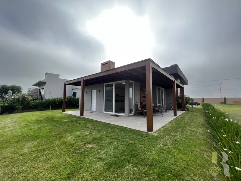 Casa Magnifica a Beira do Lago: 2ª foto da galeria de imagens do imóvel