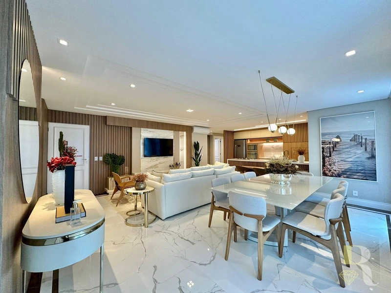 APARTAMENTO À VENDA NO EDIFÍCIO COM DESIGN NEOCLÁSSICO: 1ª foto da galeria de imagens do imóvel