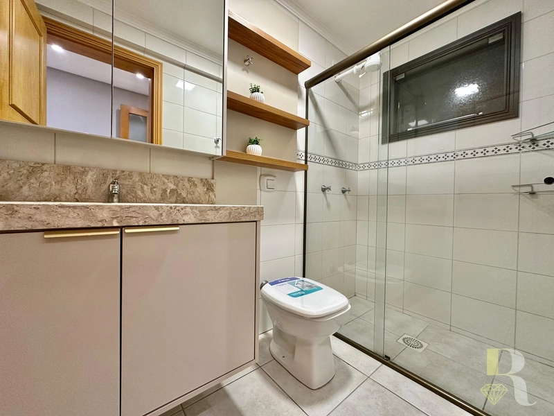 APARTAMENTO À VENDA PRÓXIMO AO MAR COM TERRAÇÃO: 3ª foto da galeria de imagens do imóvel