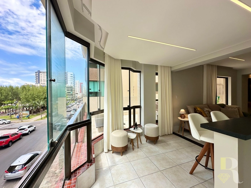 APARTAMENTO À VENDA PRÓXIMO AO MAR COM TERRAÇÃO: 4ª foto da galeria de imagens do imóvel