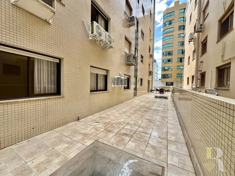 APARTAMENTO À VENDA PRÓXIMO AO MAR COM TERRAÇÃO: 8ª foto da galeria de imagens do imóvel