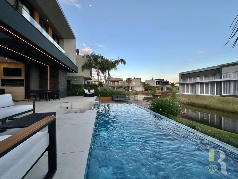SOBRADO BEIRA LAGO À VENDA NO CONDOMÍNIO MALIBU: 5ª foto da galeria de imagens do imóvel