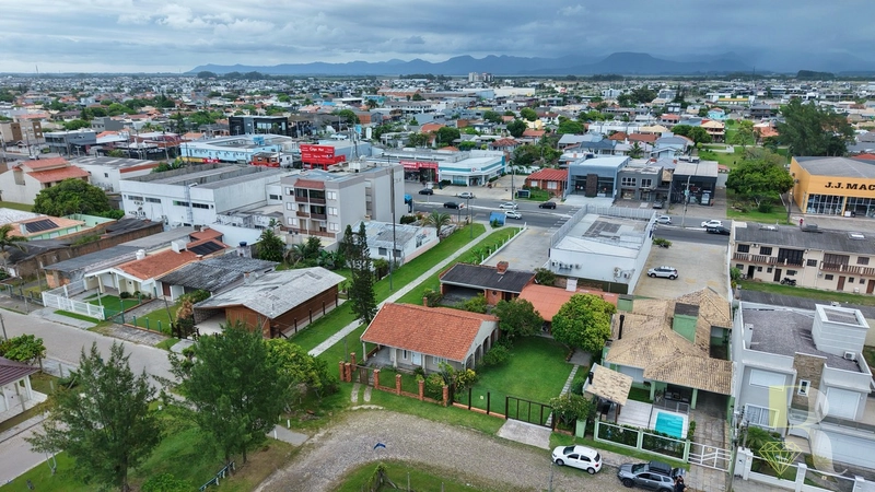 CASA DE ESQUINA COM ÁREA VERDE!: 2ª foto da galeria de imagens do imóvel