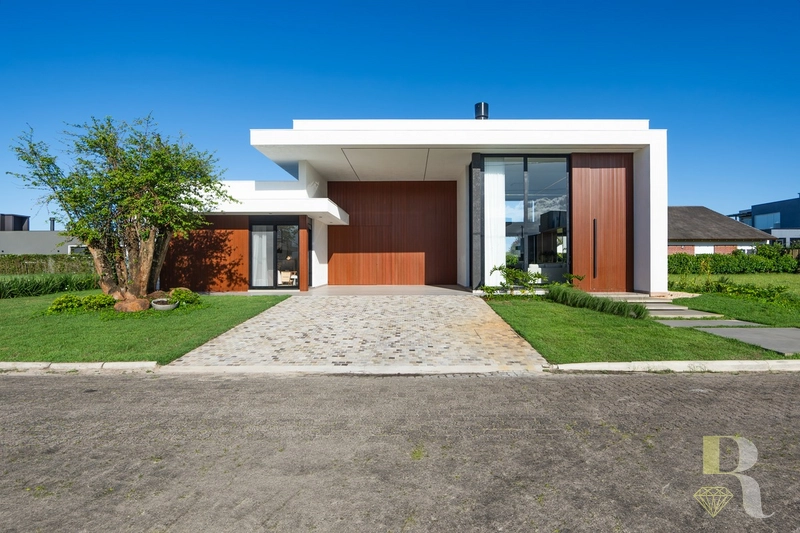 Casa próxima da lagoa, clube náutico, piscinas.: 1ª foto da galeria de imagens do imóvel