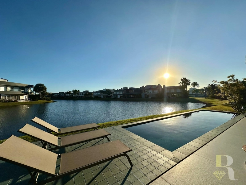 Viva o privilégio de morar com estilo a beira lago no Enseada: 14ª foto da galeria de imagens do imóvel