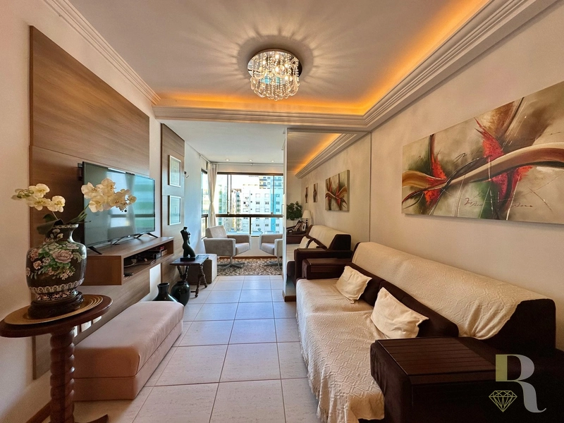 AMPLO APARTAMENTO DE FRENTE – VISTA DEFINIDA PARA A SERRA: 1ª foto da galeria de imagens do imóvel